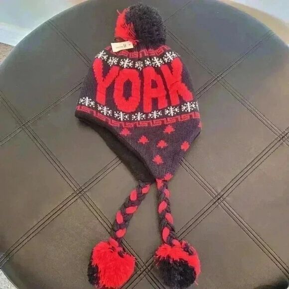 Torkia Men's Navy/Red Acrylic Knit New York Chullo Beanie w Pom-Pom NEW - Picture 2 of 6